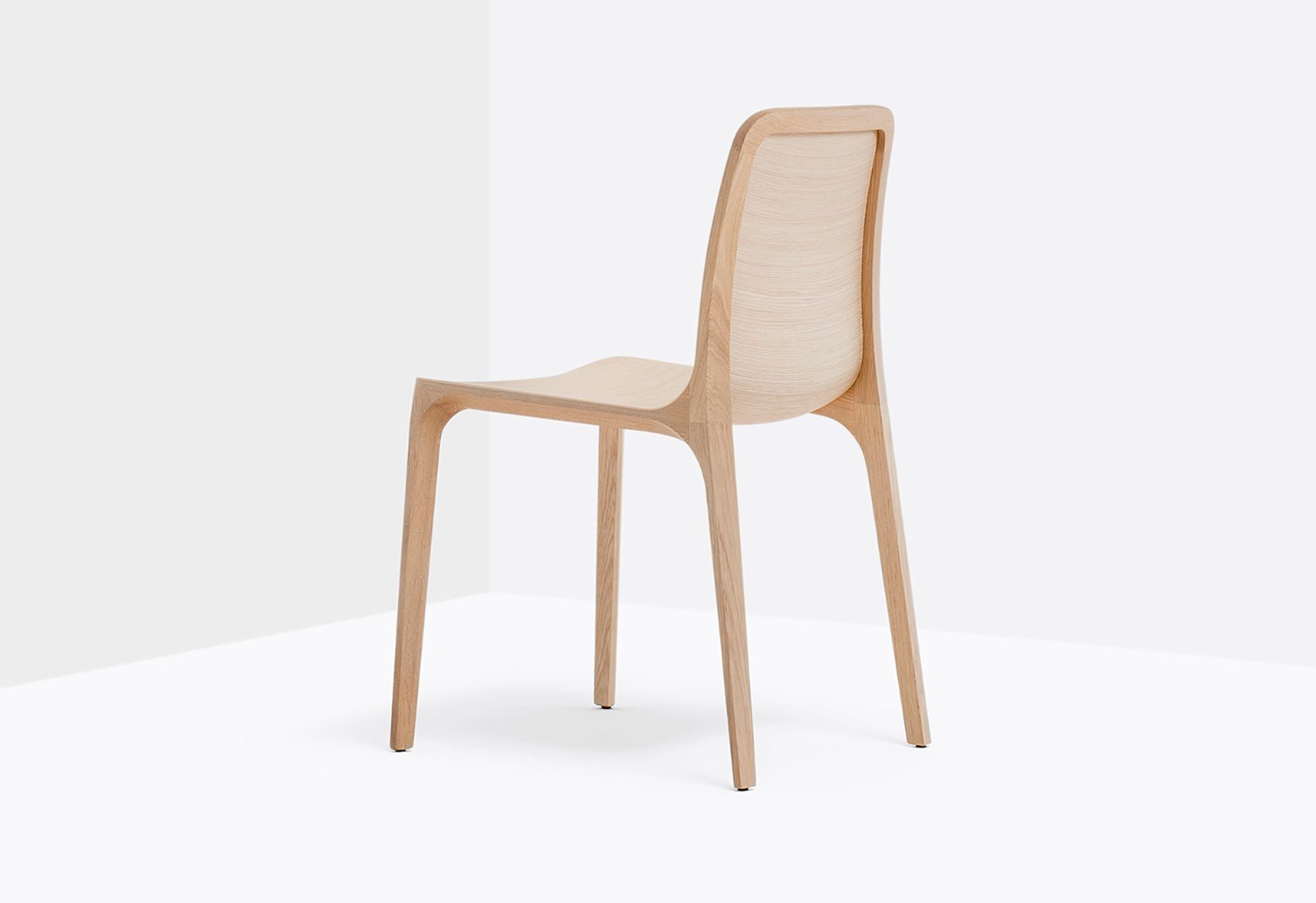 Frida chair in Bourne Furniture UK collection combines a slim solid oak frame with 3D-moulded, 3mm curved plywood shell. Lightweight design, advanced woodcraft.